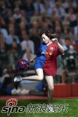 幻灯图集：张靓颖化身足球宝贝 秀球技球场颠球