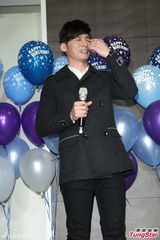 组图：温升豪35岁生日圆歌手梦 唱新歌回馈歌迷