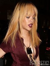 组图：蕾哈娜深夜现身巴黎 深V连身裤真空荡奶