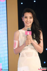 组图：李冰冰白色紧身裙亮相 秀丽卷发光彩照人