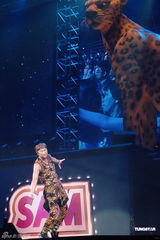 组图：许冠杰晒家人温馨照 与许冠英隔空对唱