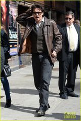 组图：德普胡茬性感 皮衣配条纹裤尽显型男本色