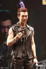 组图：王野发片秀肌肉 母亲带家常菜抵京支持