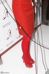 组图：董洁火红洋装亮相京城 妆容精致秀色可餐