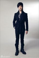 组图：赵文浩化身“魅力先生” 拍时尚杂志宣传新歌