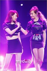 组图：雪莉灿烈主持MCD 金贤重扯衣秀人鱼线