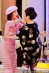 组图：66岁潘迎紫透视装秀身材 驻颜有术成不老传说