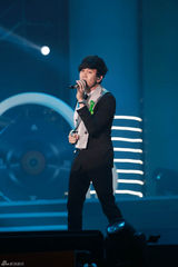 组图：TOP榜歌手祈福雅安 李宇春获全能艺人