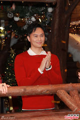 组图：张智霖表演变花束魔术 圣诞享家庭乐趣