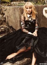 组图：斯威夫特复古大片 妆容冷艳性感露沟