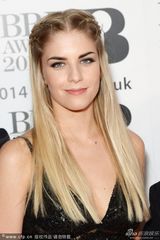 组图：汉娜-里德深V性感尽显 明眸皓齿微笑迷人