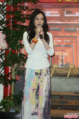 组图：徐若瑄为弟弟站台 白衣长裙文静优雅