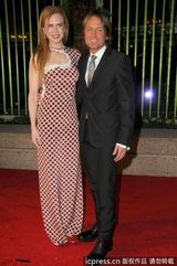 组图：第59届BMI乡村音乐奖 斯威夫特未来感十足