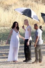 组图：打雷姐红艳泳装身材走样 与型男高空紧拥