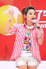 组图：何洁助阵《激情唱响》 现场演唱尴尬忘词