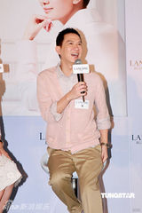 幻灯图：袁咏仪做活动着装典雅 曝张家辉在家没地位