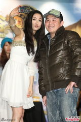 组图：林依晨露肩长裙亮相 宅男宅女争相合影