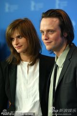 《除了我们还有谁》发布会 男星迪赫英伦范十足