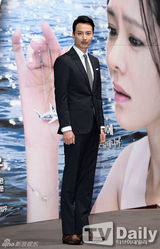 组图：孙艺珍青花瓷白裙宣传新剧《鲨鱼》