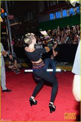 组图：MTV红毯女星水果姐秀牙套ladygaga扮人鱼