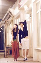 组图：秦雪慵懒卷发诠释性感女人味