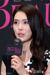 组图：孙丹菲嘉熙为新节目造势 服装性感似泳衣