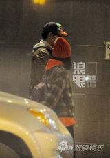 独家：蒲巴甲疑曝恋情 携神秘美女逛街回公寓