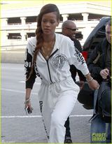 组图：蕾哈娜连体衫身材姣好 麻花辫似邻家少女