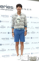 组图：李玹雨尹施允等模范生姿态为书信店站台