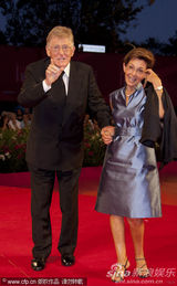 组图：《硬纸盒小镇》首映 导演埃曼诺牵爱妻亮相