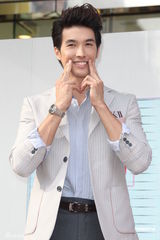 组图：锦荣谈嫩模顾左右而言他 暗示jolin眼睛漂亮