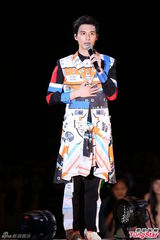 组图：严爵个唱秀舞技 打死不肯脱衣露腹肌