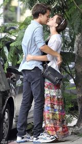 组图：“赫敏”艾玛-沃特森与新欢亲密秀热吻 