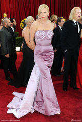 高清组图：奥斯卡红毯 查理兹-塞隆美艳动人