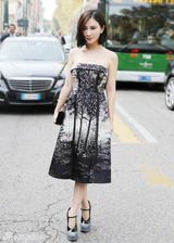 组图：熊乃瑾米兰时装周抢镜 气质黑裙清新动人