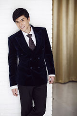 组图：陆昱霖儒雅写真 西装革履秀熟男潮范儿