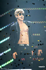 组图：金贤重开唱露胸耍性感 与gaga撞期仍火爆