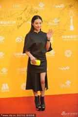 组图：刘璇黑裙披发现身红毯 自信秀美腿