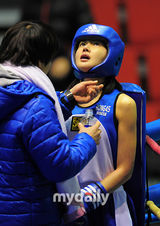 组图：韩国女演员李诗英参加女子拳击比赛