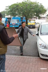 组图：苗侨伟新剧开放探班 称艺人吸毒减压是借口