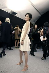 组图：秦岚巴黎时装周首秀 白裙皮衣刚柔并济