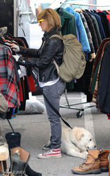 幻灯图集：德鲁-巴里摩尔闹市遛狗 墨镜有个性 