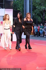 组图：白安家家乱弹阿翔黑白配亮相红毯