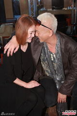 组图：玉置浩二与妻子恩爱 个唱邀李克勤