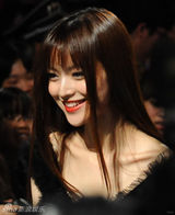 组图：叶熙祺性感黑纱裙亮相大学生电影节闭幕式