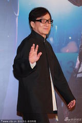 组图：成龙大哥压轴现身 挥手浅笑亲和力十足