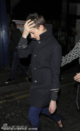 组图：安妮-海瑟薇剪超短发型 夜店被拍尴尬挠头