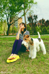 组图：小李琳温馨杂志写真邂逅俏皮犬