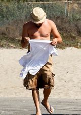 组图：莱昂纳多与女友现身沙滩 见镜头害羞穿衣