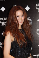 高清组图：徐子淇贴身镂空裙亮相 尽显高贵风范